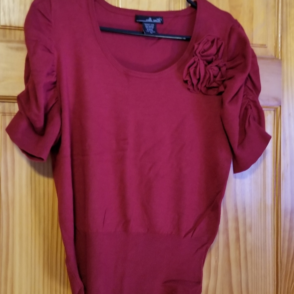 willie smith sweater very pretty,nice color of dark red. See sleeve detail.